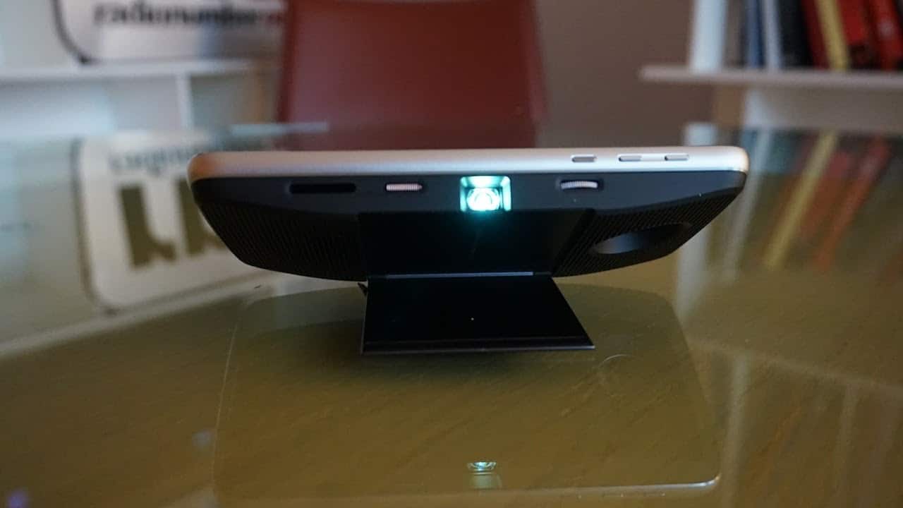 Moto/Lenovo: il MotoMod Insta-Share Projector è fantastico