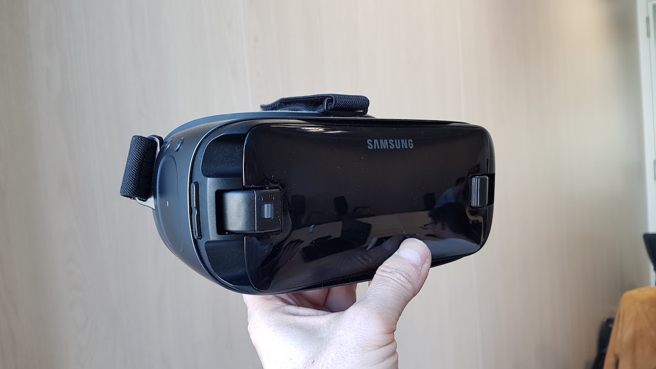 Samsung presenta il nuovo visore Gear VR