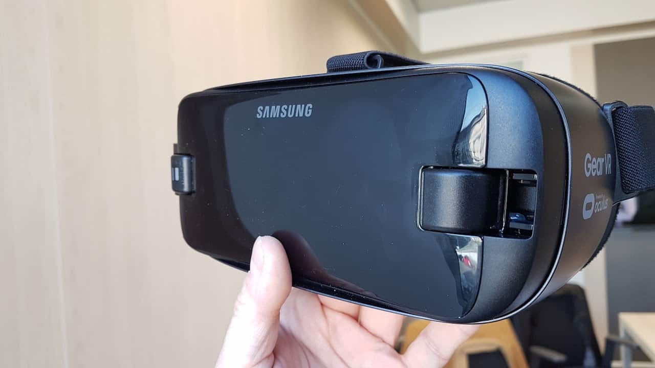 Samsung presenta il nuovo visore Gear VR