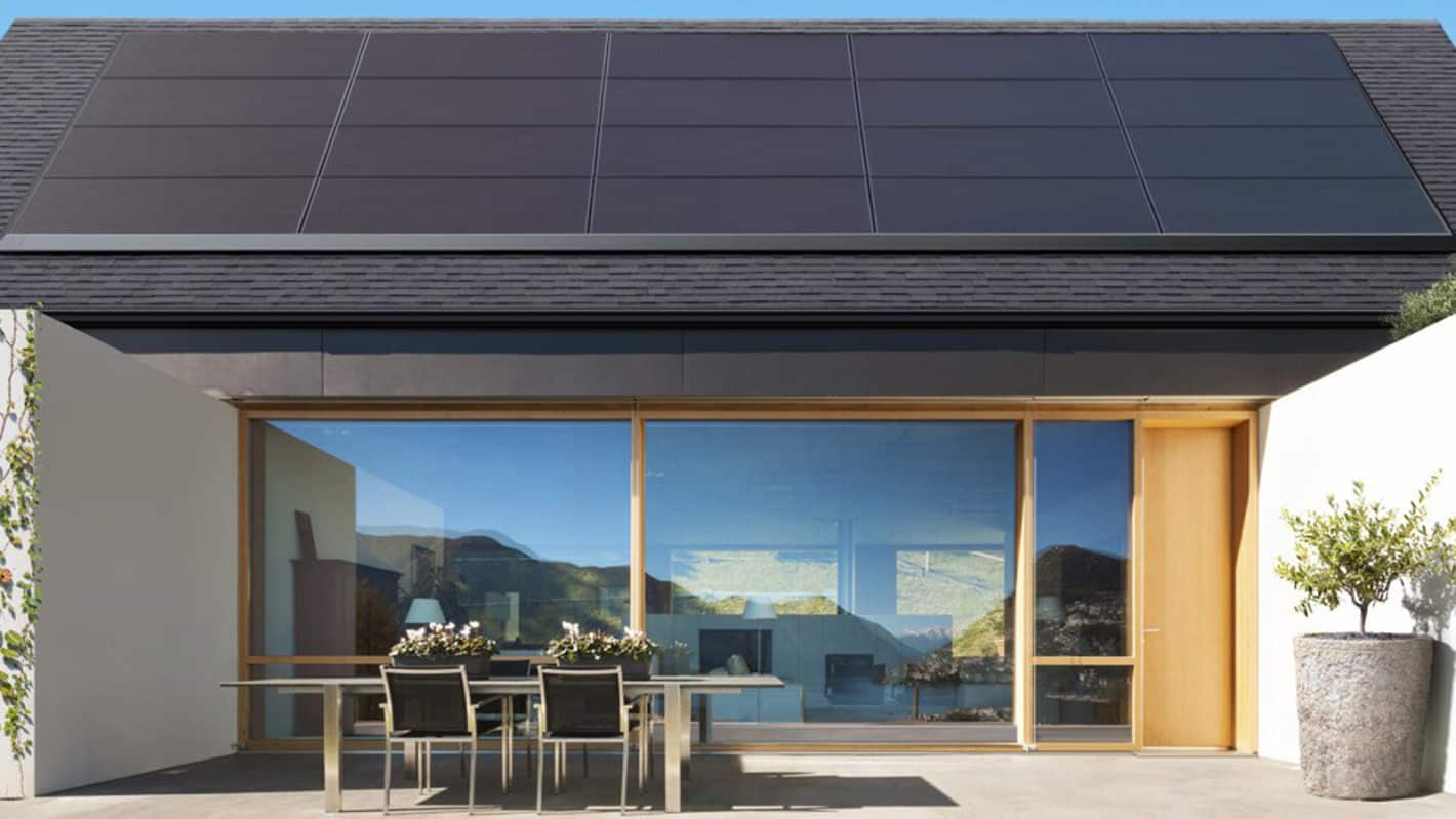 Tesla lancia i pannelli solari che si applicano al tetto esistente