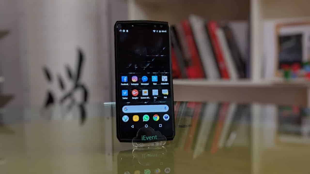 Oukitel K10, lo smartphone così massiccio che ti spiezza in due!