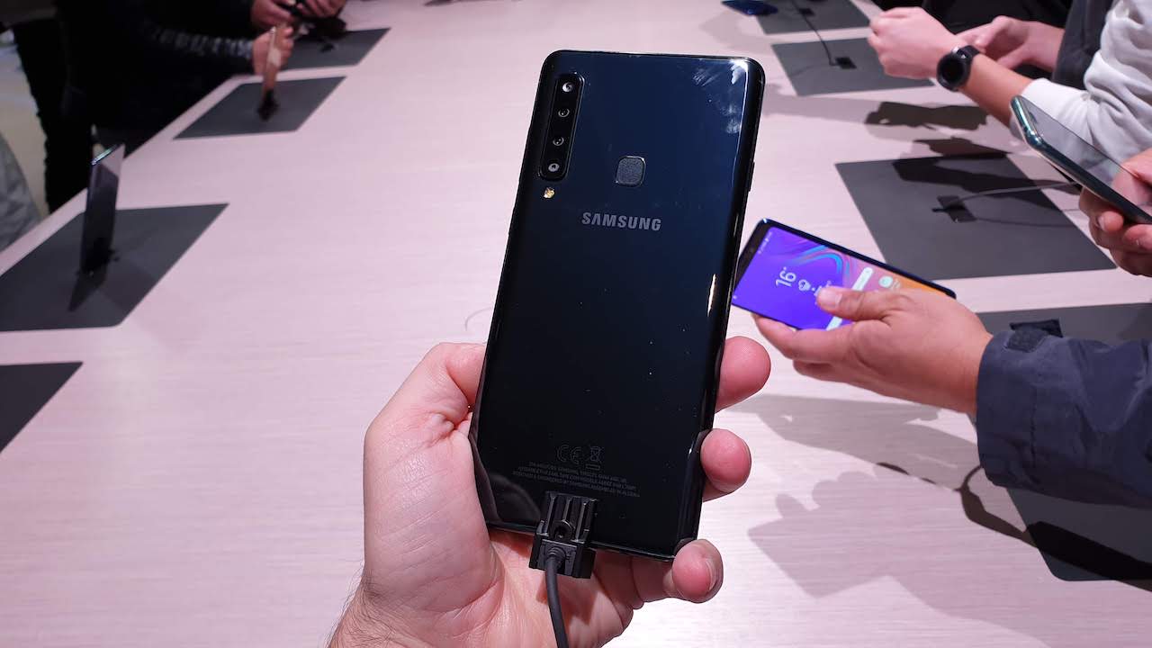 Samsung Galaxy A9 con 4 fotocamere a novembre per 629 euro