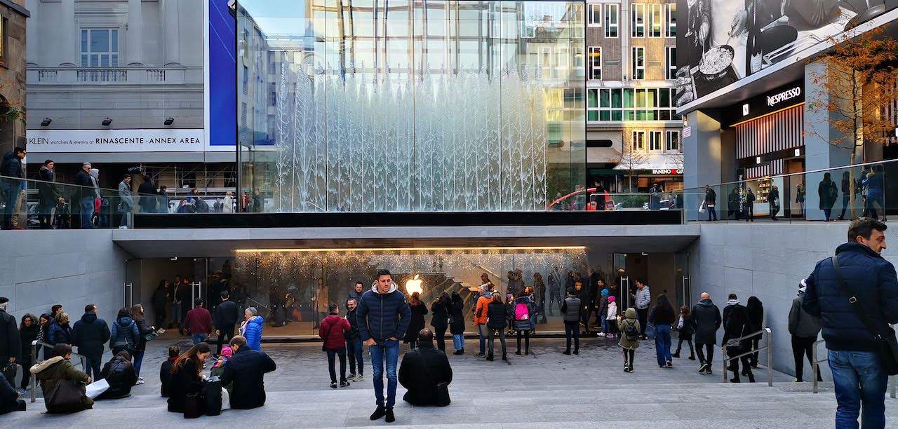 Ci sono i negozi... e poi c'è l'Apple Store Milano