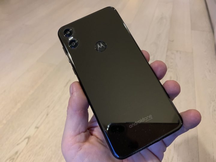Recensione Motorola One: sembra un iPhone ma costa molto meno