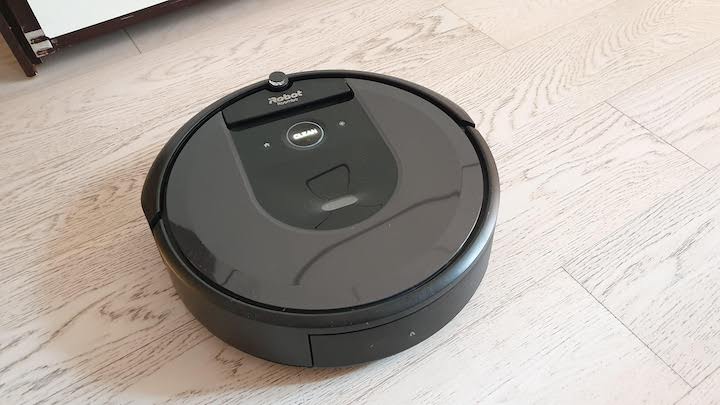 Recensione iRobot Roomba i7+, mappa la casa e si svuota da solo