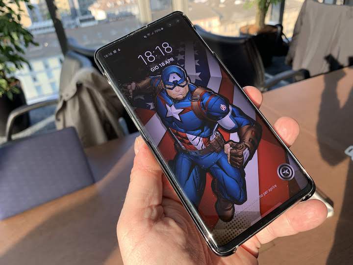 Gli Avengers al cinema e sulle smart cover di Samsung