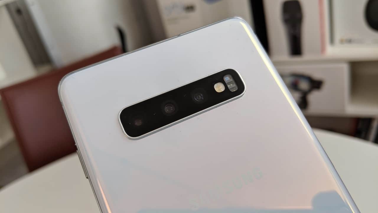 Il sensore impronte di Galaxy S10 si supera con una cover