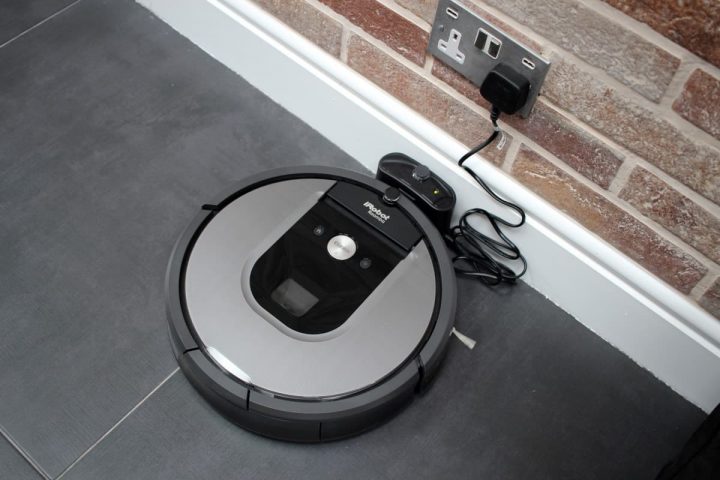 Ecovacs Deebot 900 vs iRobot Roomba 960