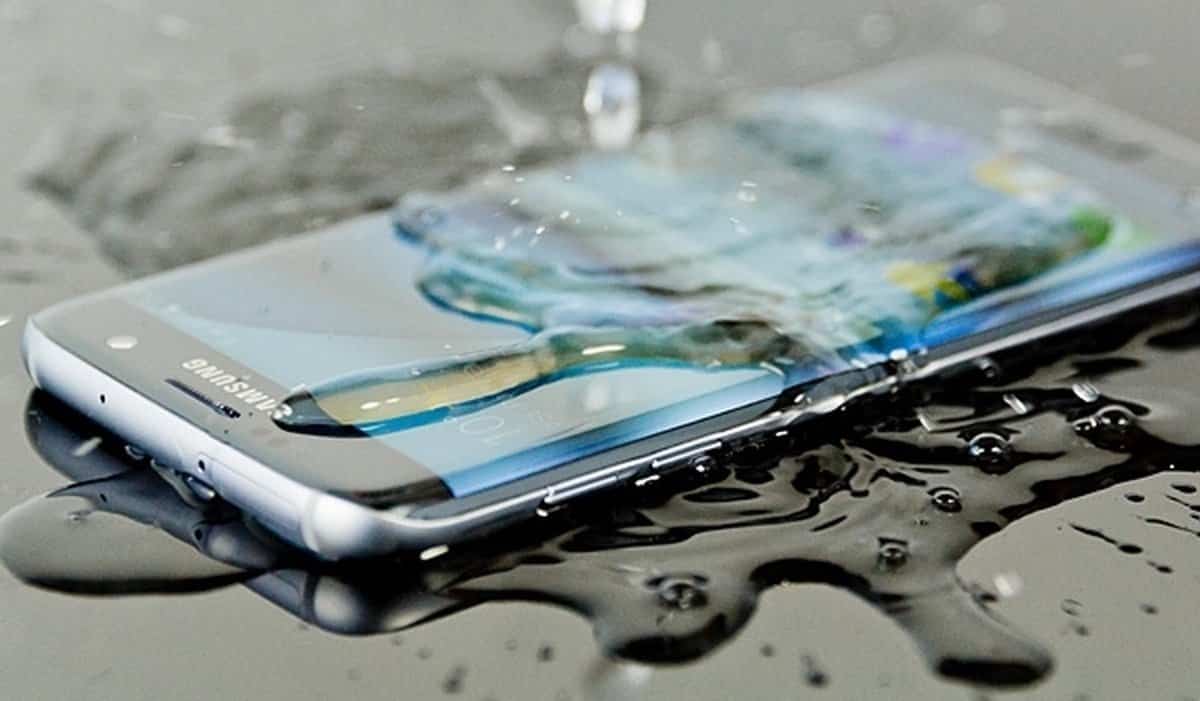 I telefoni waterproof si possono usare in acqua?
