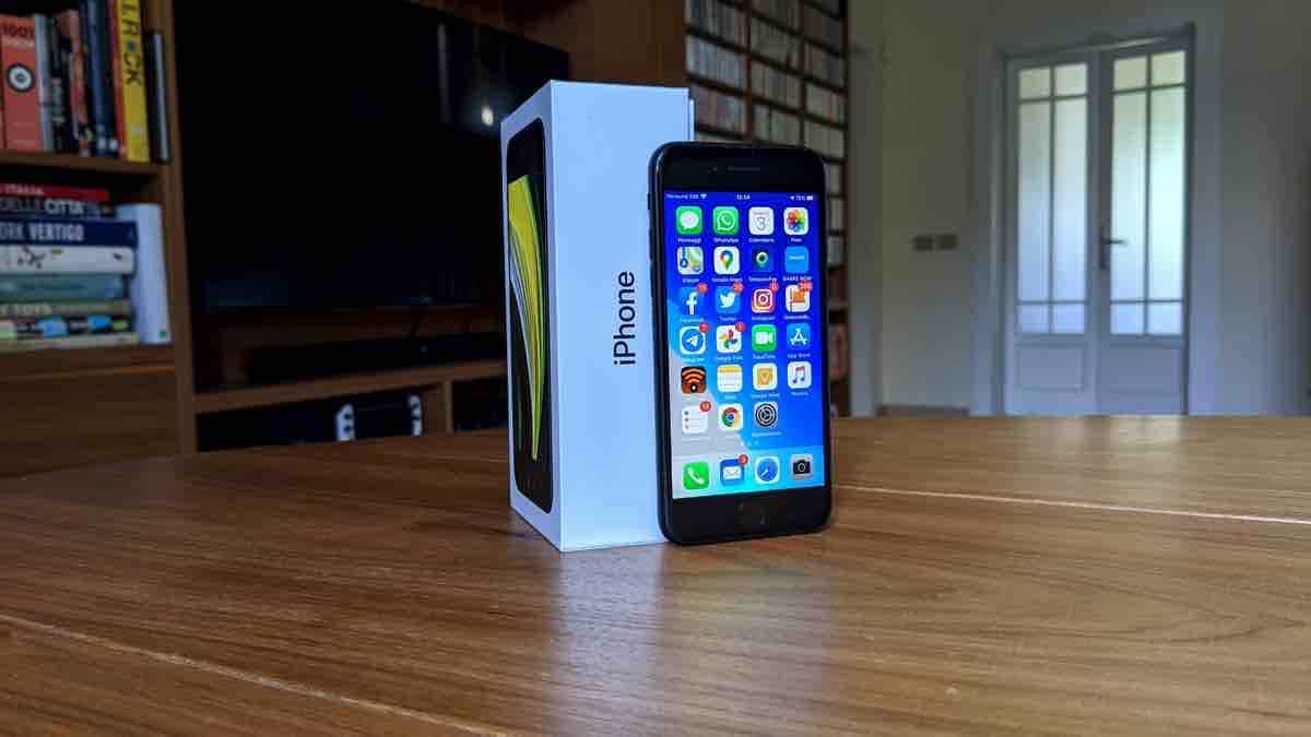 Recensione iPhone SE 2020, l'ammazzagrandi