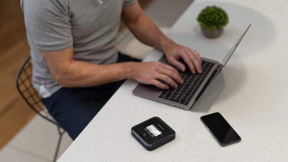 https://www.mistergadget.tech/wp-content/uploads/2020/12/Netgear-M5-Lifestyle-copia-585x329.jpg