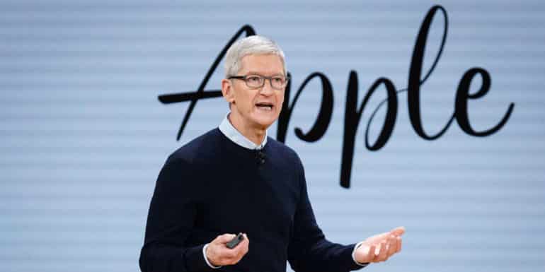 Facebook contro apple Tim Cook