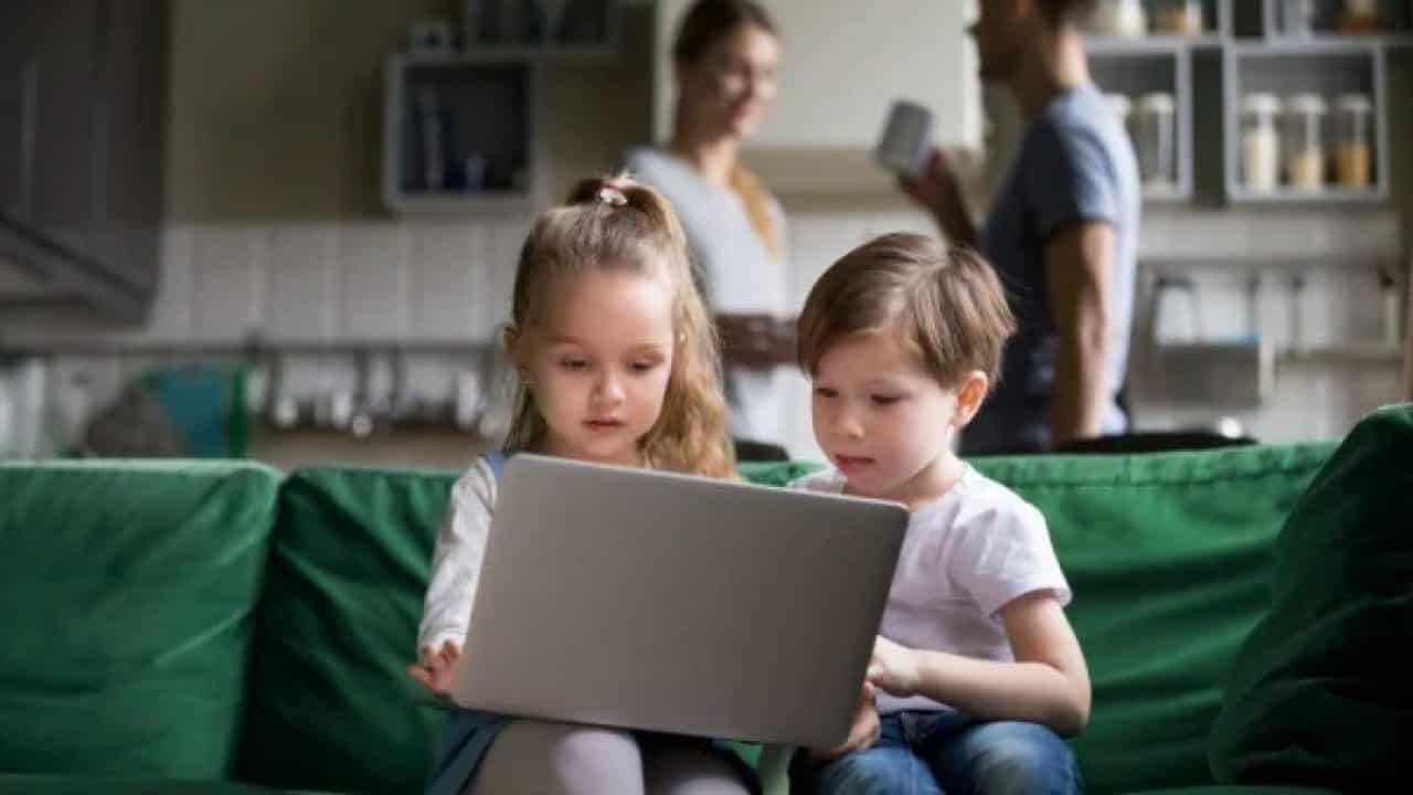 Come proteggere i figli online: TikTok non può fare da sola