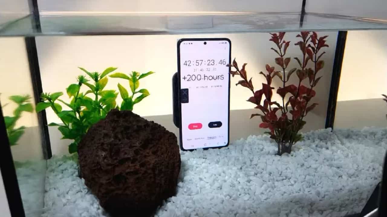 Per 11 giorni trasmette video del suo S21 sott'acqua