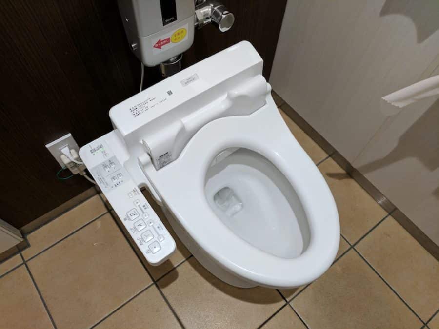 Tecnologia e Covid: in Giappone pulsanti olografici nelle toilette