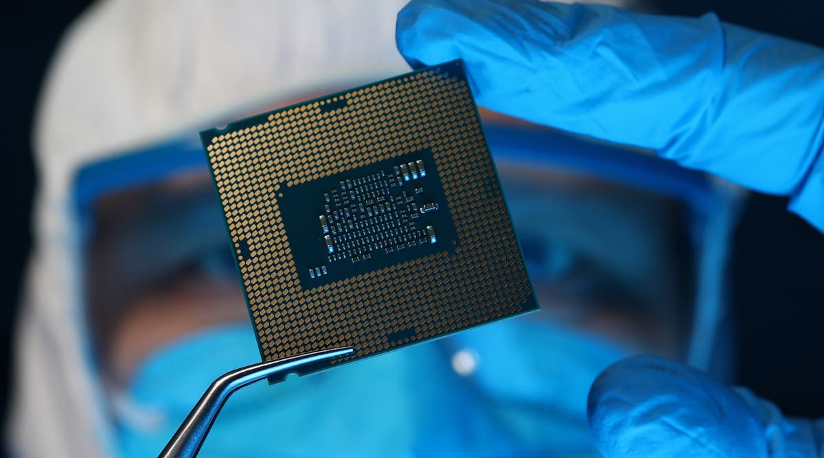 Crisi dei processori, un tecnico con un microchip