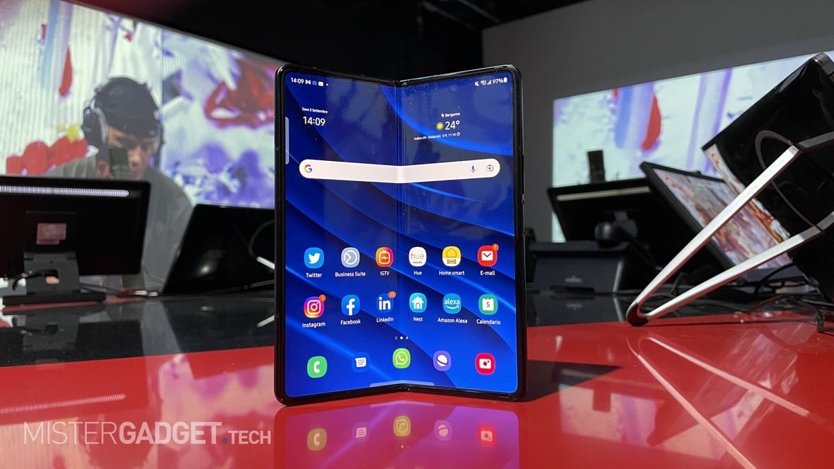 Samsung Galaxy Z Fold 3 - MisterGadget Tech - 1