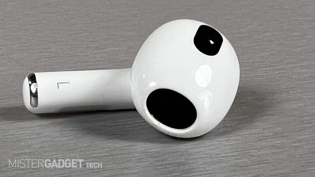 Recensione Apple AirPods 3: un dettaglio dell'auricolare