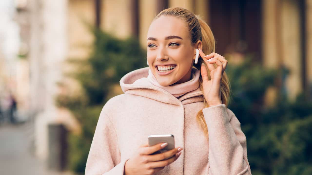 Ragazza con gli auricolari apple AirPods in attesa dell'uscita di AirPods 3