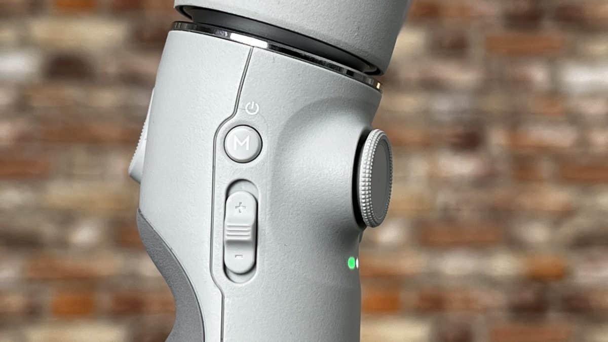 Recensione DJI Osmo Mobile 5 i pulsanti laterali