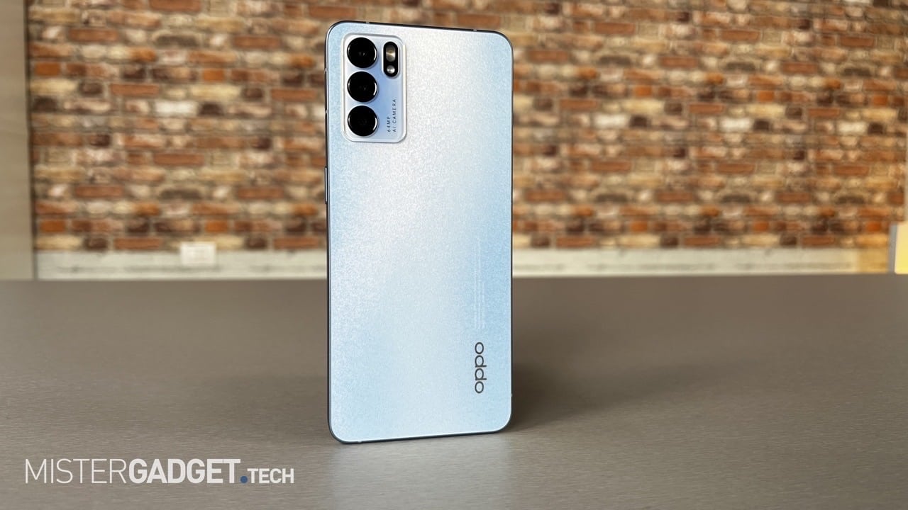 recensione di OPPO Reno 6 la cover posteriore