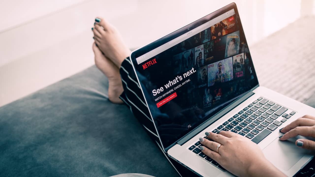 Netflix aumentano i prezzi, utenti consulta il menù