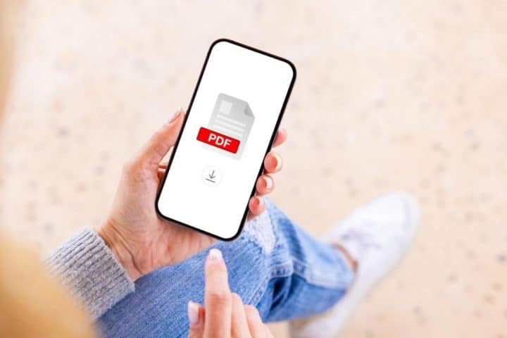 Smartphone con logo pdf in sfondo
