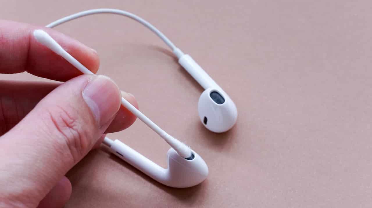 Come pulire gli AirPods di Apple consigli accessori