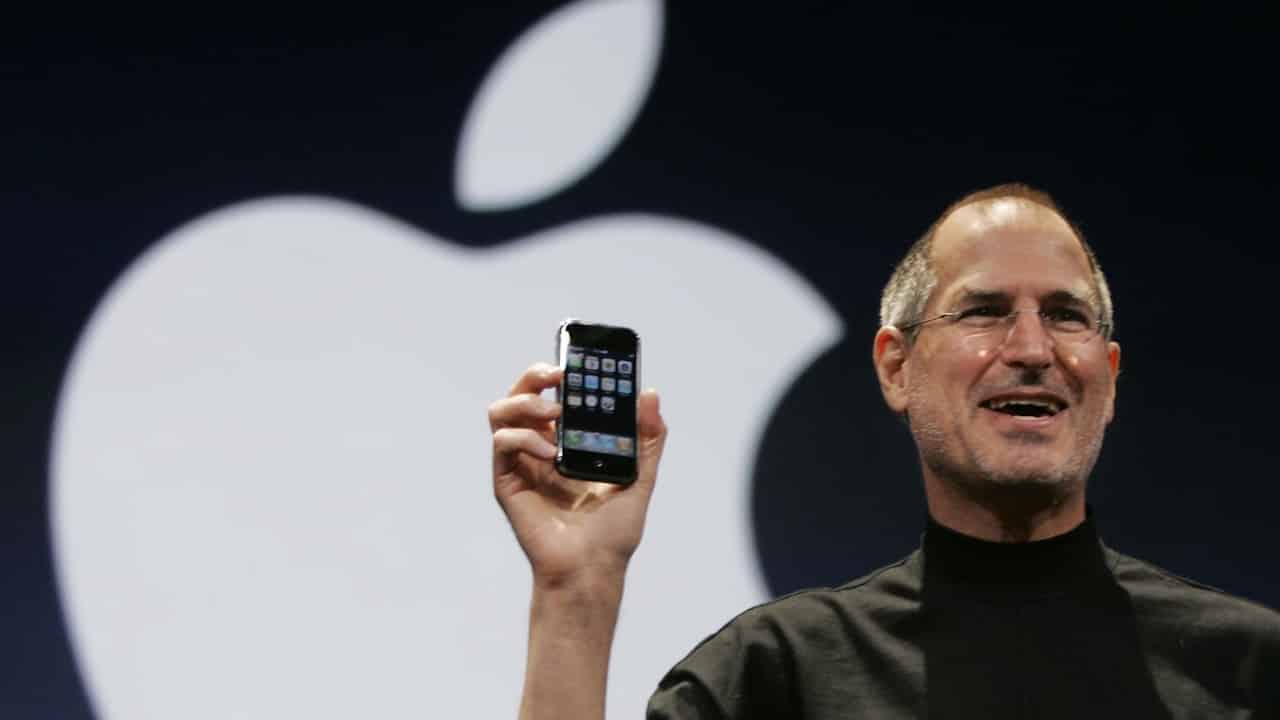 Steve Jobs con il primo iPhone