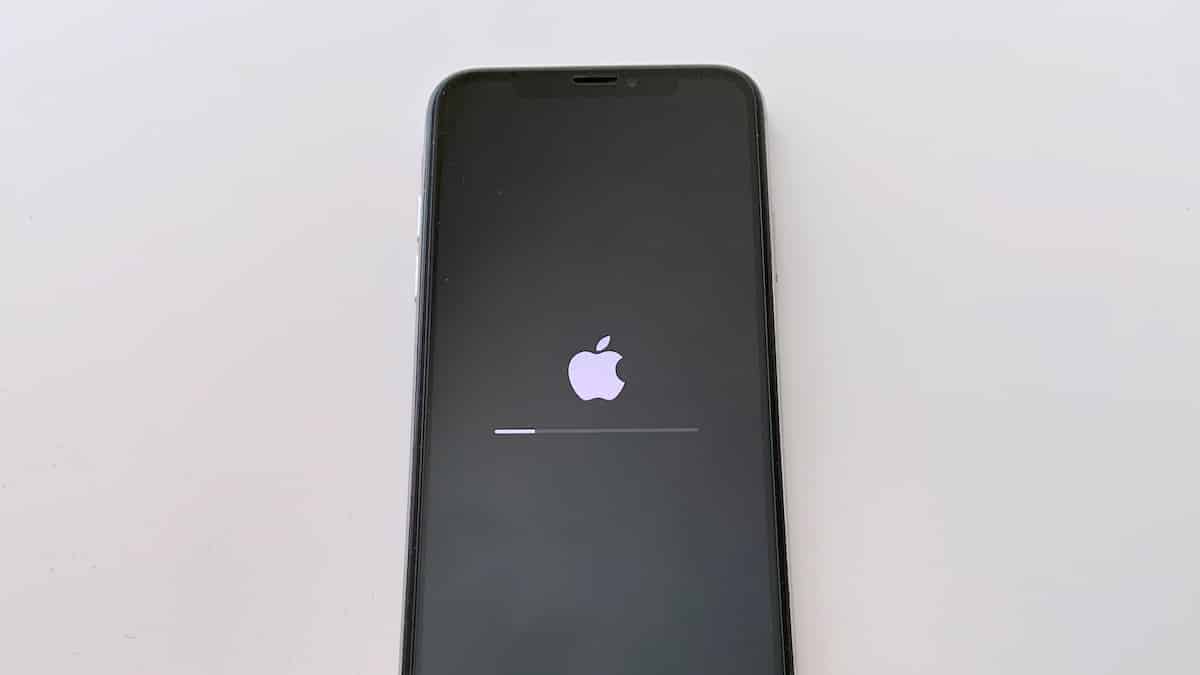 iPhone-bloccato-sulla-mela-logo-mistergadget-tech