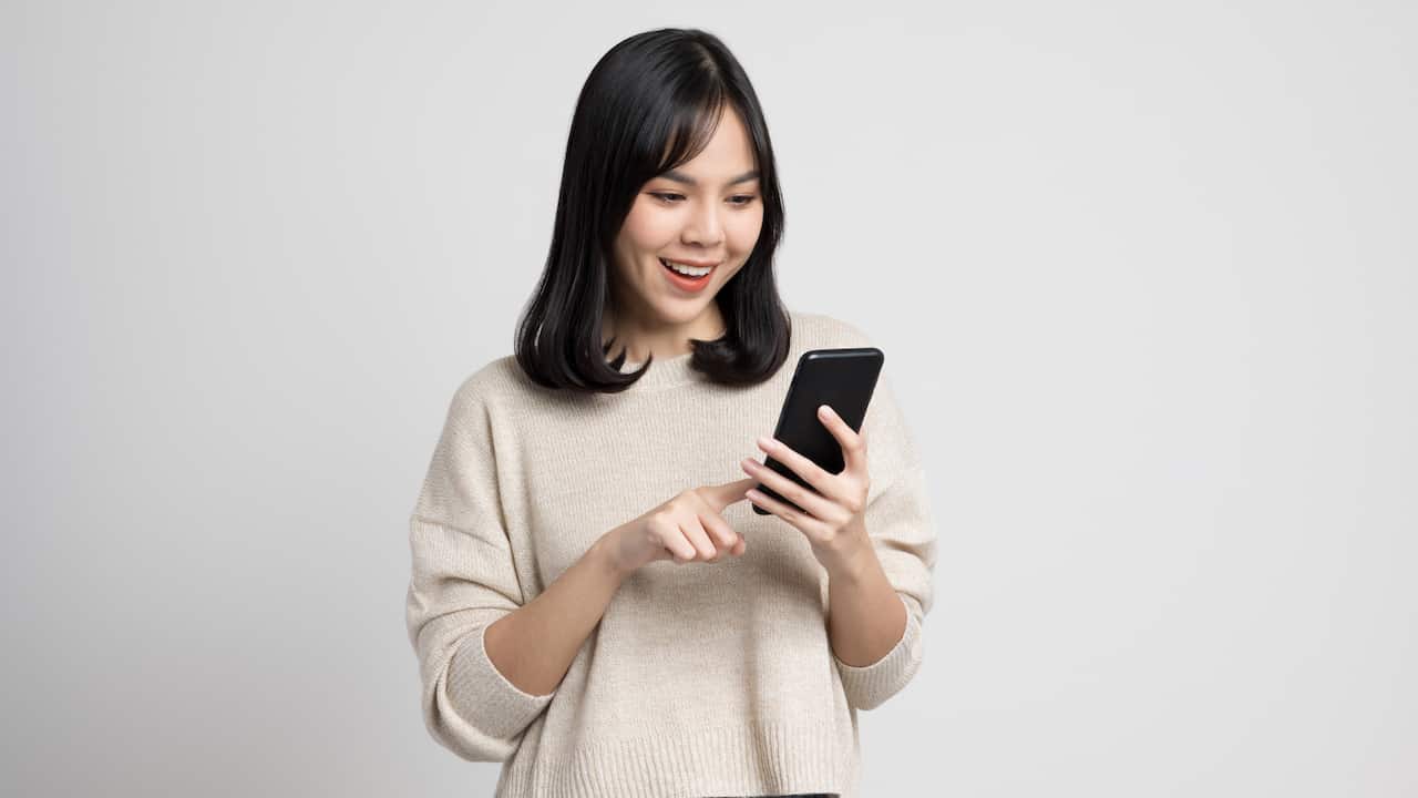 Ragazza cinese con smartphone