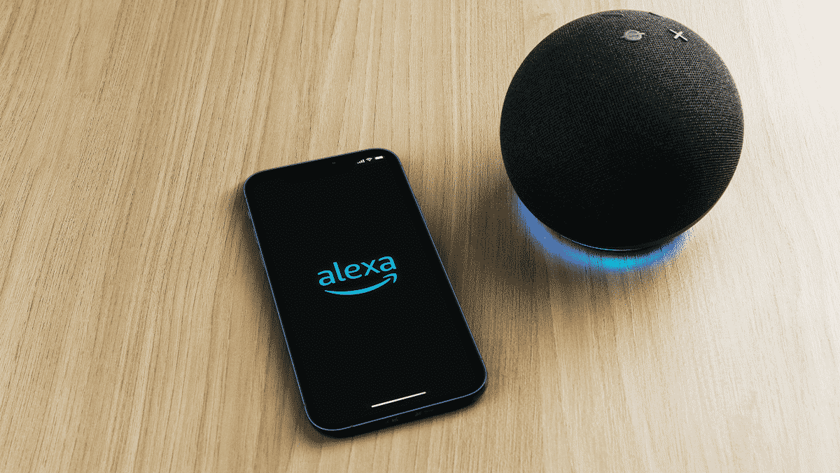 Uno degli smart speaker Amazon Alexa con uno smartphone