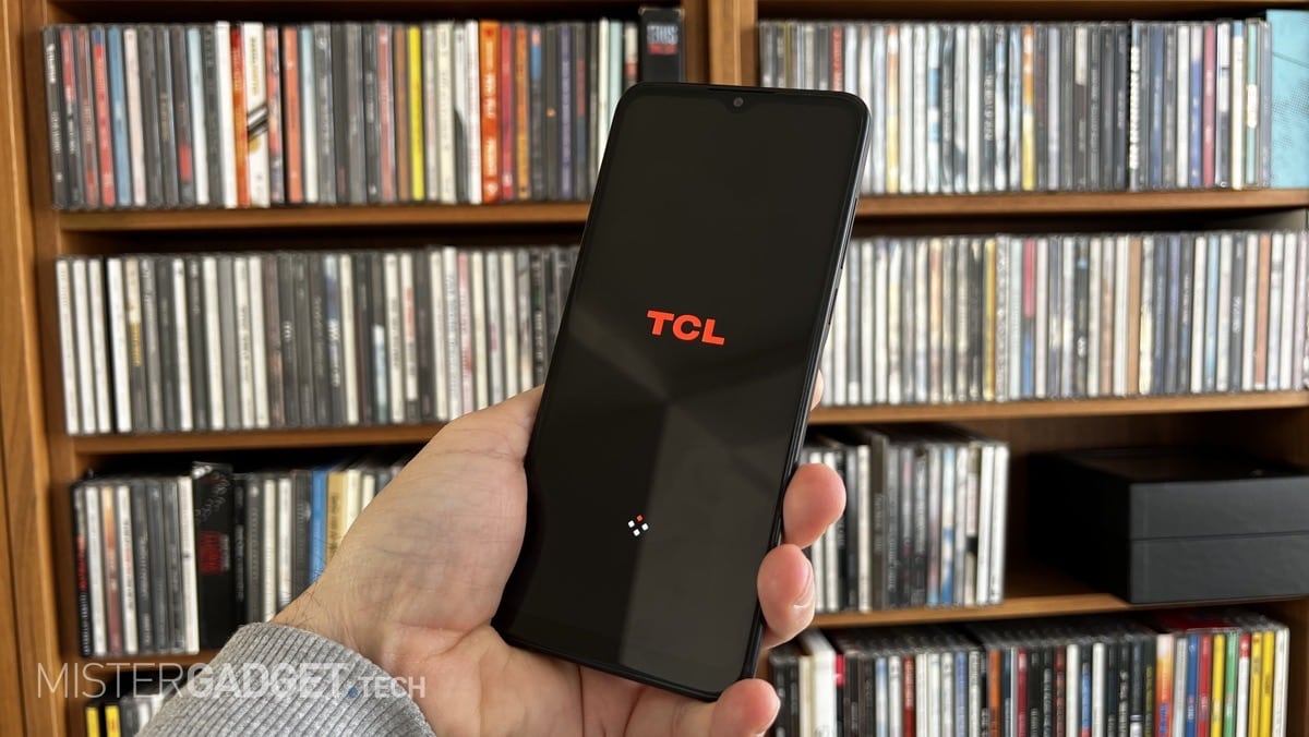 recensione tcl 30 SE lo smartphone con lo schermo spento