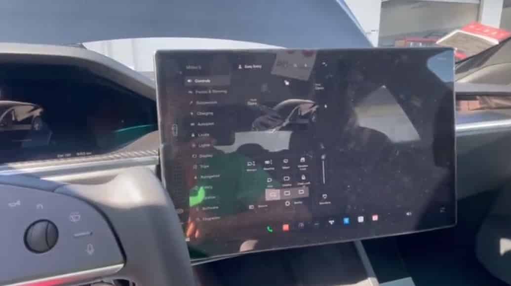 Tesla introduce lo schermo rotante: ecco su quali auto, il video