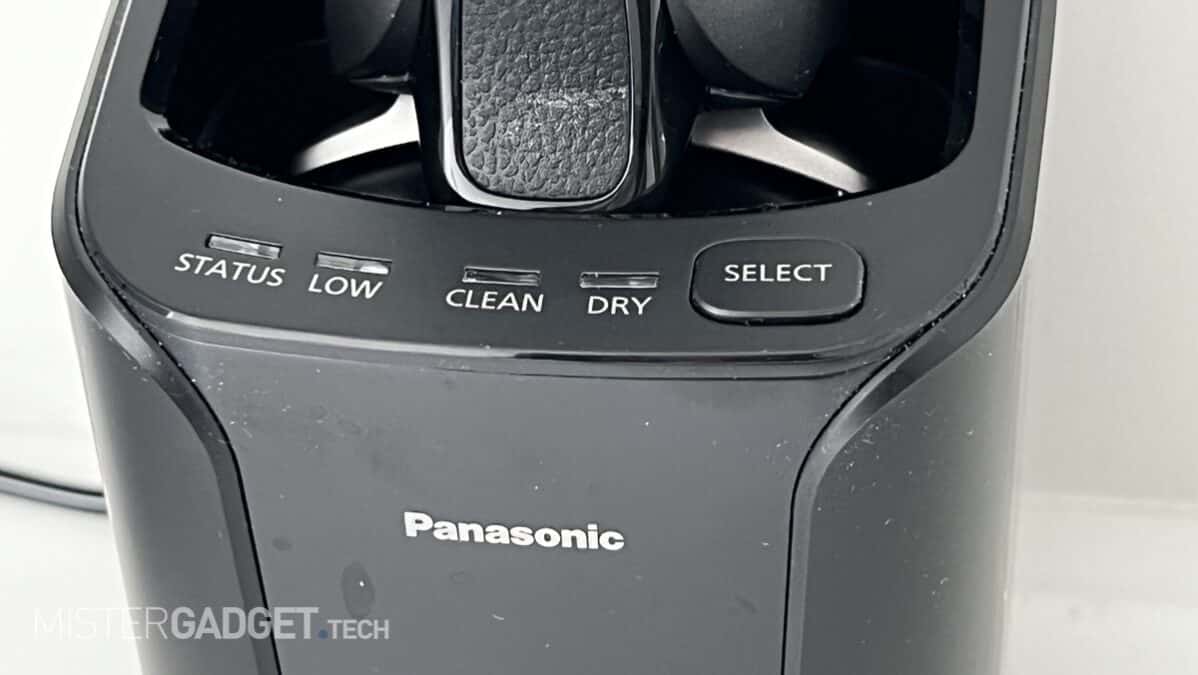 Panasonic Serie 900 a 5 lame: i comandi della base di ricarica