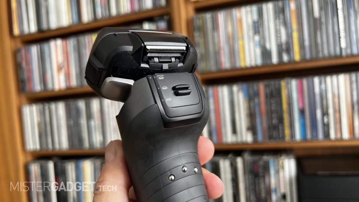 Panasonic Serie 900 a 5 lame: il pulsante per lo sblocco del taglia basette