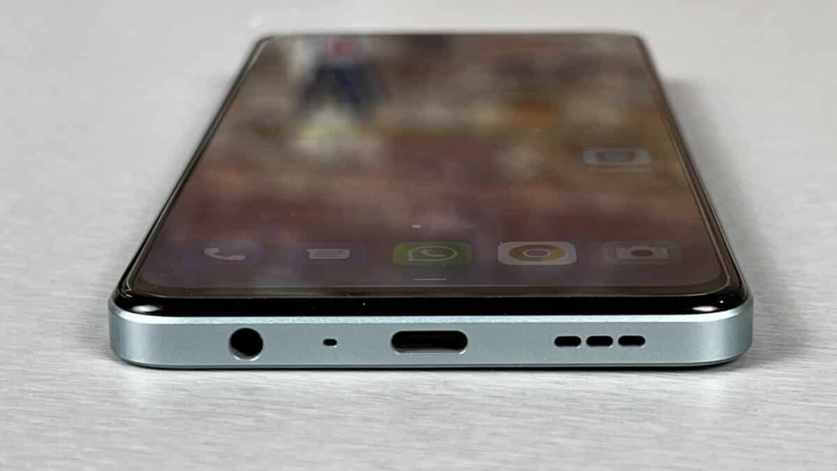 Il connettore per le cuffie su OPPO Reno8 Lite