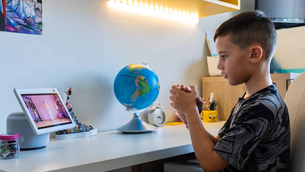 Ragazzo con Amazon Echo e Amazon Kids