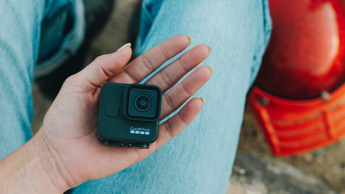 GoPro Hero11 Black Mini su mano donna