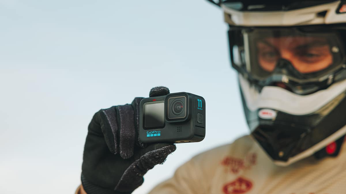 GoPro Hero11 Black in mano a motociclista