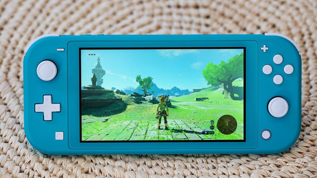 https://www.mistergadget.tech/wp-content/uploads/2022/09/Nintendo-Switch-Lite-The-Legend-of-Zelda-Breath-of-the-Wild-e1663082045382.jpg