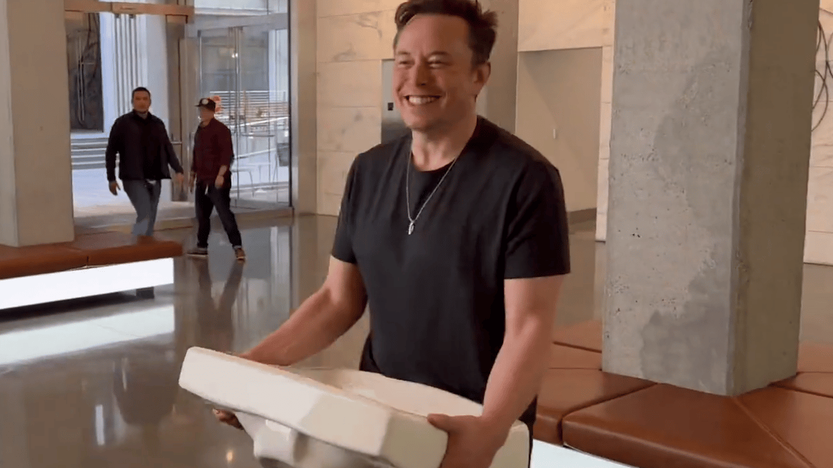 Elon Musk acquista Twitter e i licenzia i top manager, anche il CEO