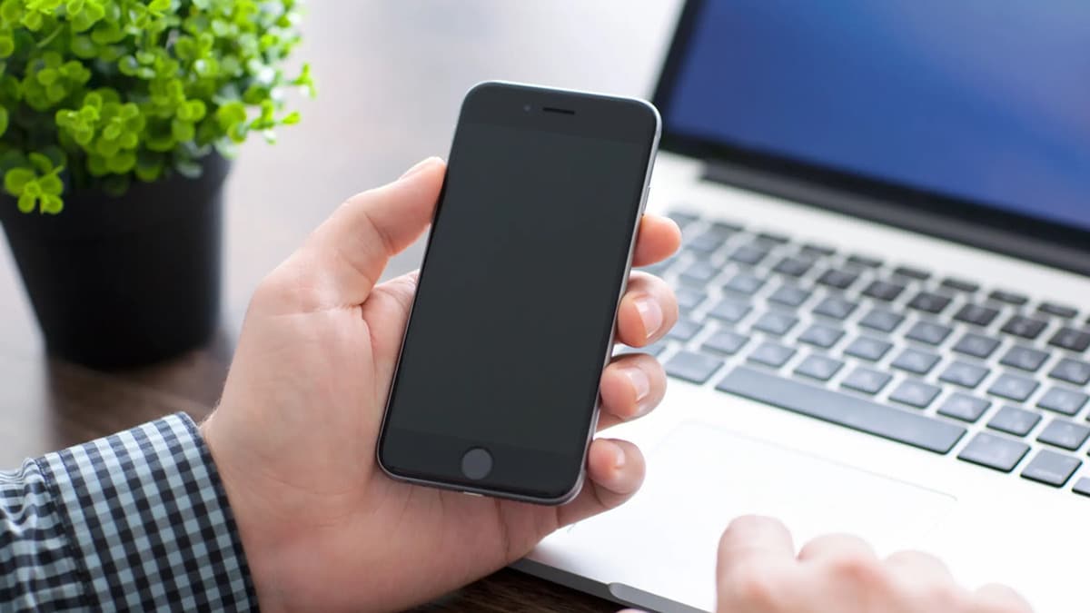Persona con iPhone in mano