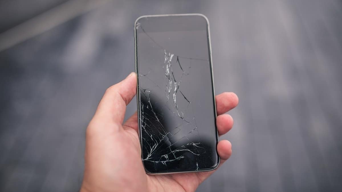 iphone con schermo rotto