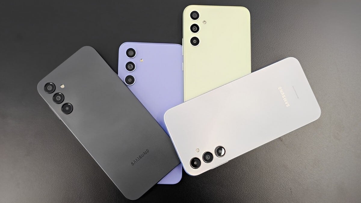 quattro smartphone di colori diversi