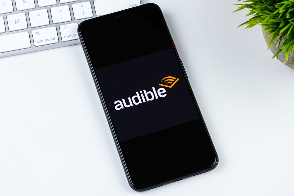 Smartphone con logo audible