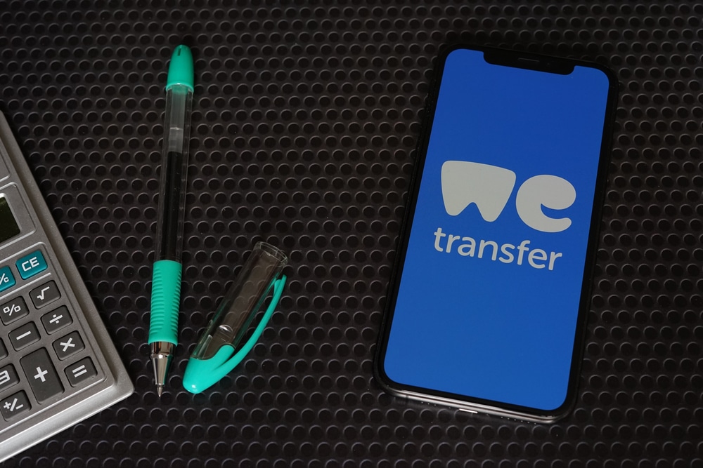 Smartphone con logo WeTransfer