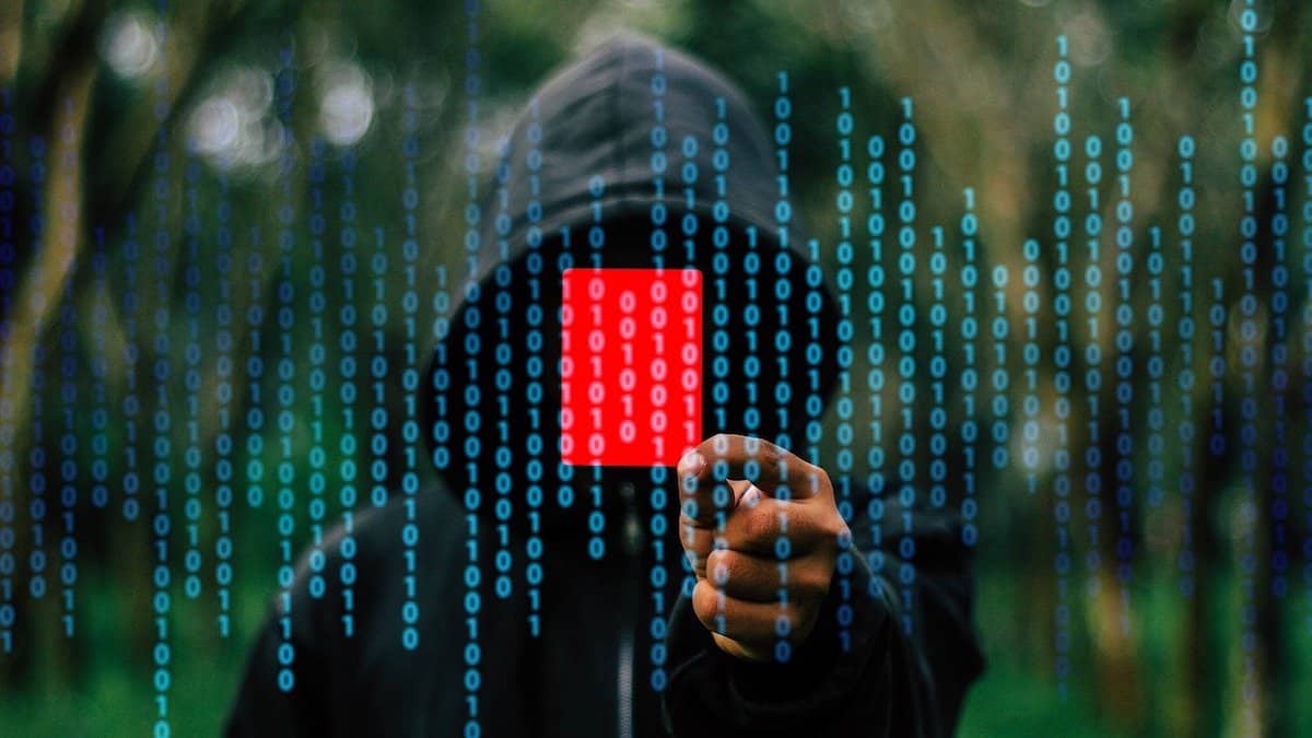 Data Breach: un hacker al lavoro su codice fraudolento