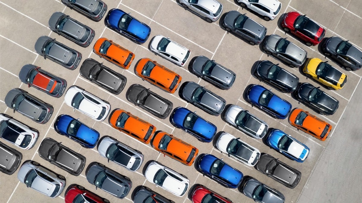 parcheggio con auto colorate