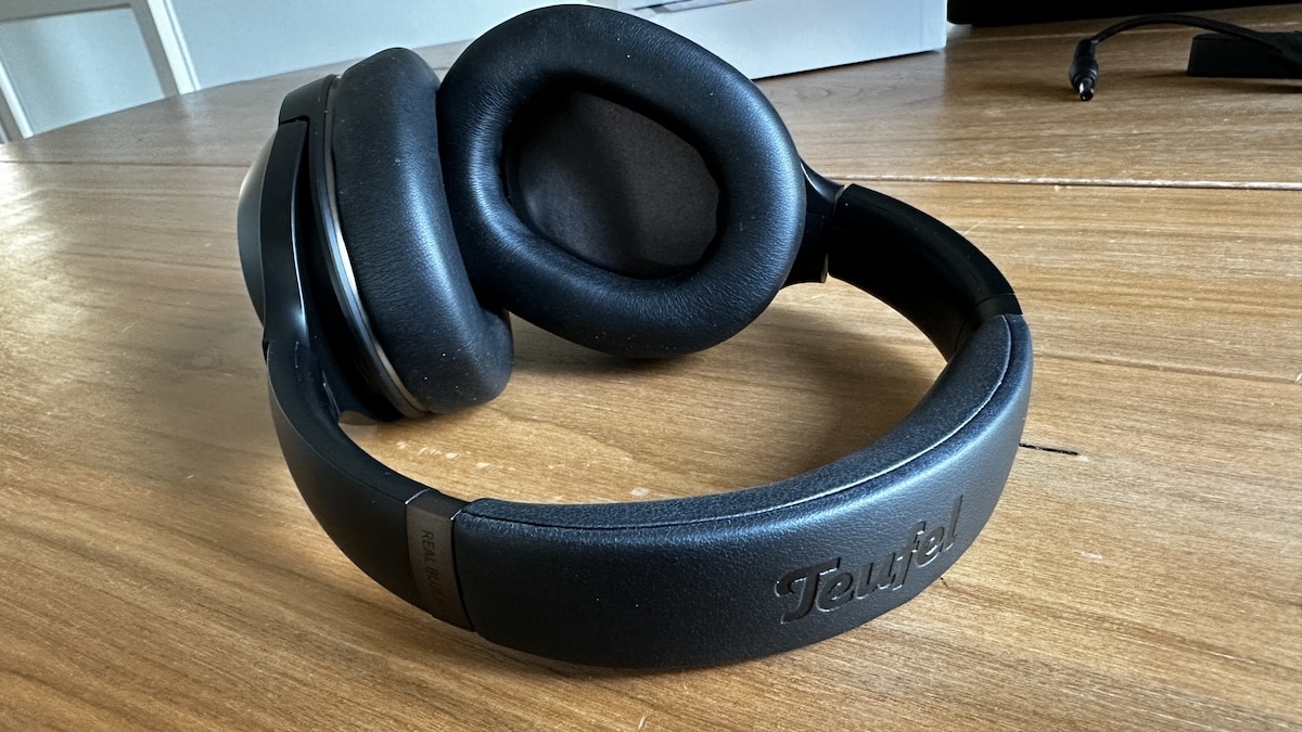 Teufel Real Blue Pro su un tavolo